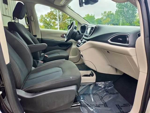 Used 2024 Chrysler Voyager LX FWD image 8
