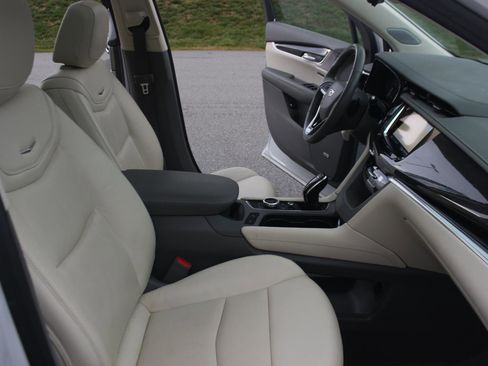 Used 2020 Cadillac XT6 Premium Luxury image 38