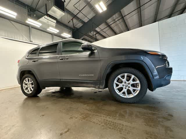 Used 2016 Jeep Cherokee Latitude w/ Cold Weather Group AWD/4WD image 3