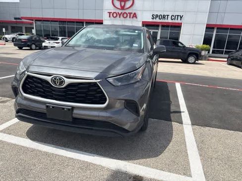 Used 2023 Toyota Highlander L FWD image 2