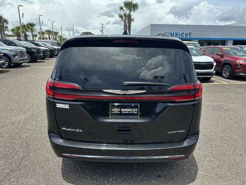 Used 2023 Chrysler Pacifica Limited FWD image 15