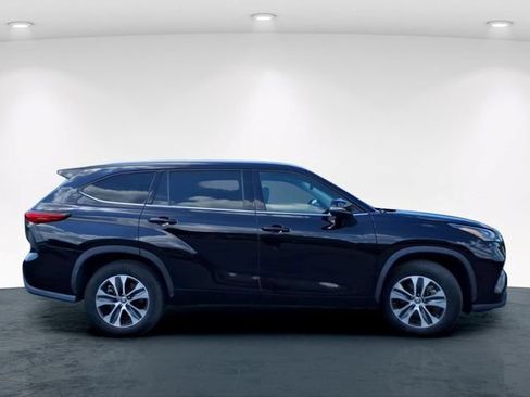 Used 2022 Toyota Highlander XLE FWD image 5
