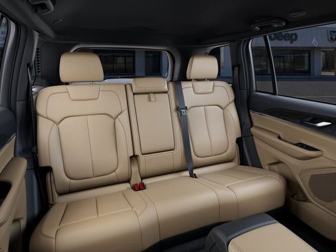 New 2025 Jeep Grand Cherokee Limited AWD/4WD image 16