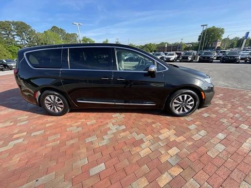 Used 2023 Chrysler Pacifica Limited FWD image 37