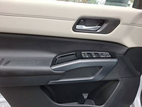 New 2025 Nissan Pathfinder SL image 10