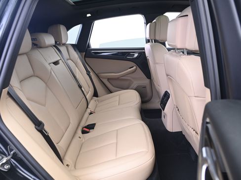 Certified 2024 Porsche Macan image 18