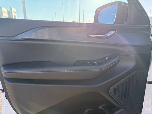 New 2025 Jeep Grand Cherokee Altitude image 10