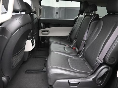 Used 2024 Kia Carnival EX FWD image 14