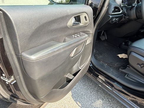 Used 2025 Chrysler Pacifica Select FWD image 14
