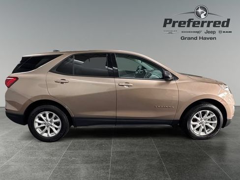 Used 2019 Chevrolet Equinox LS w/ LS Convenience Package FWD image 9