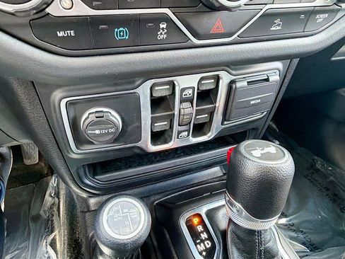 Used 2024 Jeep Wrangler Sahara image 28