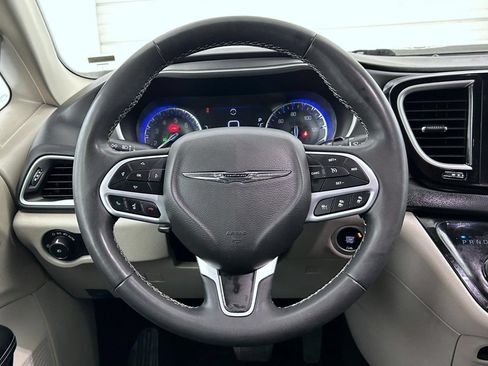 Certified 2022 Chrysler Pacifica Touring-L FWD image 11