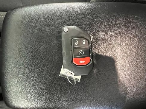 Used 2024 Jeep Wrangler Unlimited AWD/4WD image 31