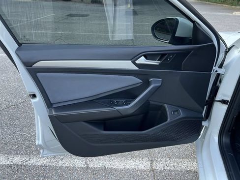 Used 2025 Volkswagen Jetta SE FWD image 9