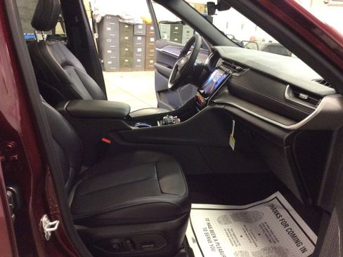 New 2025 Jeep Grand Cherokee Limited image 38