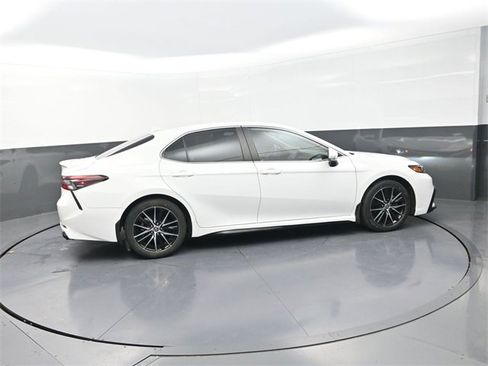 Used 2022 Toyota Camry SE image 8