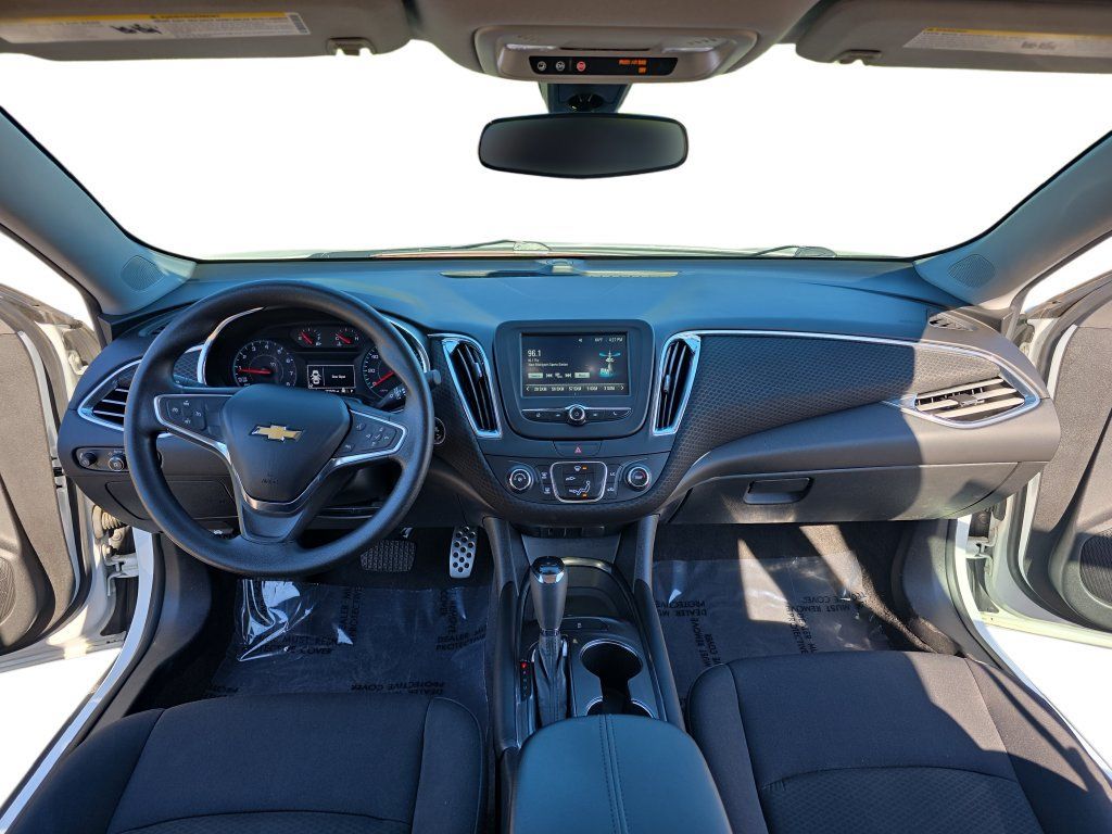 Used 2017 Chevrolet Malibu LT FWD image 9