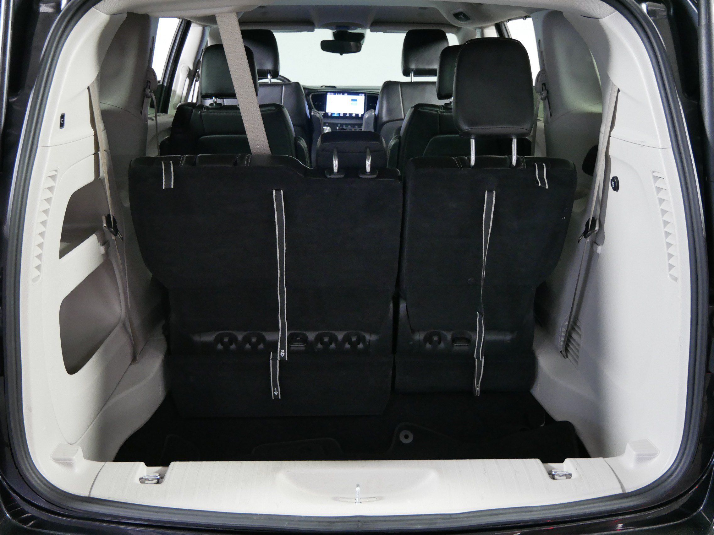 Used 2023 Chrysler Pacifica Touring-L FWD image 18