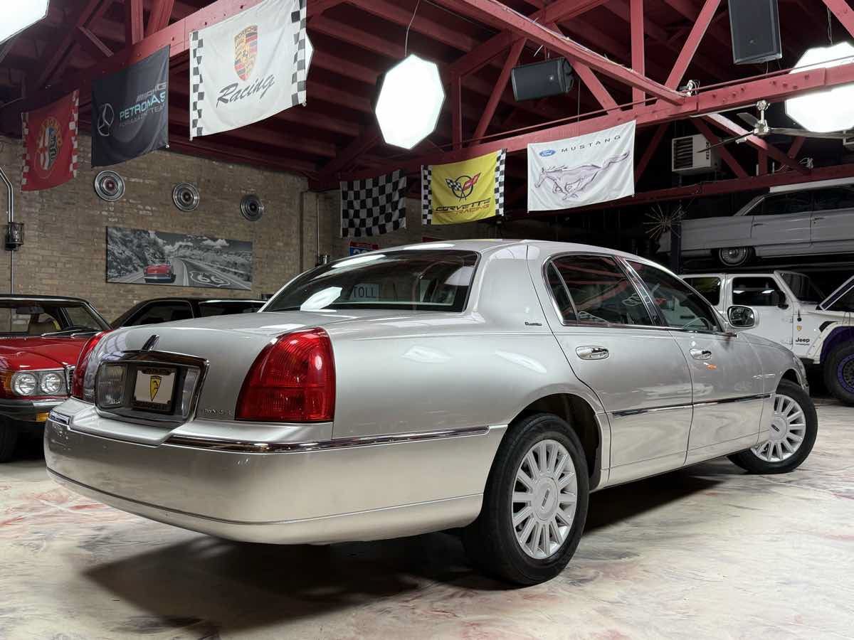 Used 2003 Lincoln Town Car Executive RWD image 4