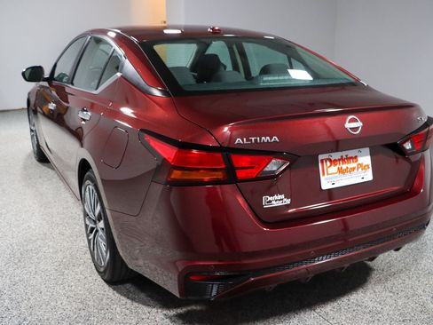 Used 2024 Nissan Altima 2.5 SV FWD image 9