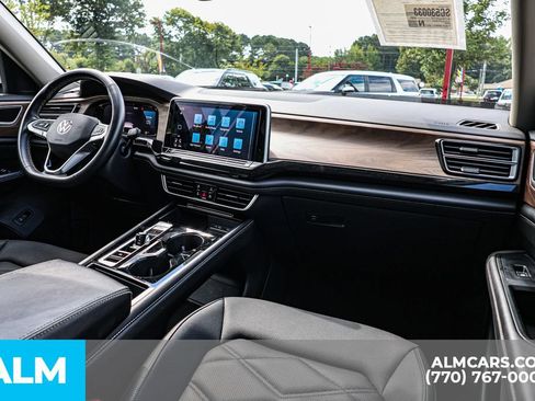 Used 2025 Volkswagen Atlas SE FWD image 32
