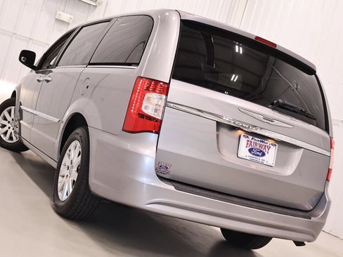 Used 2016 Chrysler Town & Country Touring w/ Driver Convenience Group FWD image 36