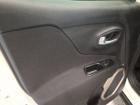 Used 2017 Jeep Renegade Latitude w/ Popular Equipment Group image 19