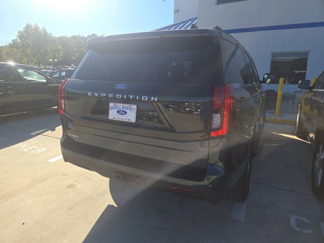 Used 2025 Ford Expedition Active AWD/4WD image 19
