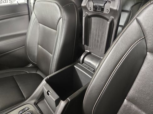 Certified 2023 GMC Acadia SLT image 29