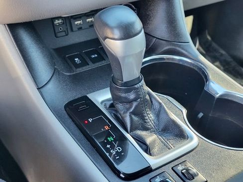 Used 2019 Toyota Highlander XLE AWD/4WD image 30