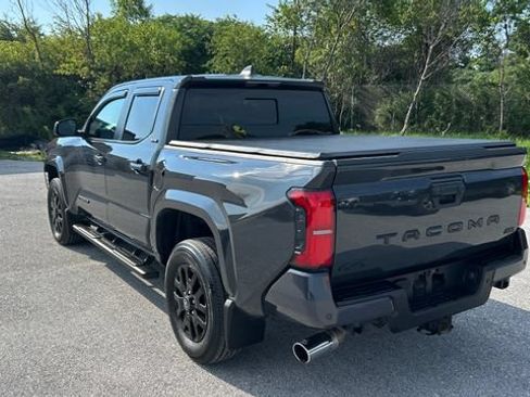Used 2025 Toyota Tacoma SR5 w/ SR5 Upgrade Package AWD/4WD image 5