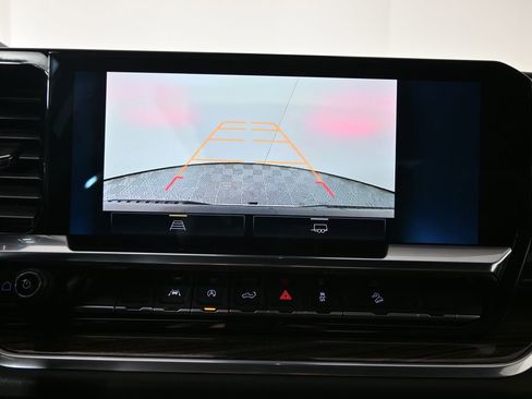 Used 2022 Chevrolet Silverado 1500 LT AWD/4WD image 29