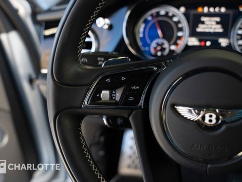 Used 2020 Bentley Bentayga Plug-In Hybrid image 25