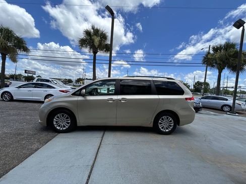 Used 2013 Toyota Sienna XLE w/ Premium Pkg FWD image 6