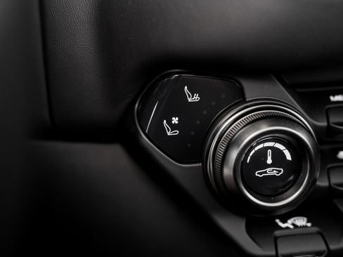 Used 2023 Aston Martin V8 Vantage Roadster image 29