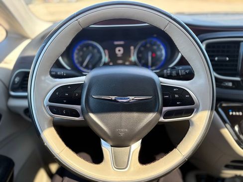 Used 2017 Chrysler Pacifica Limited w/ UConnect Theater Package image 14