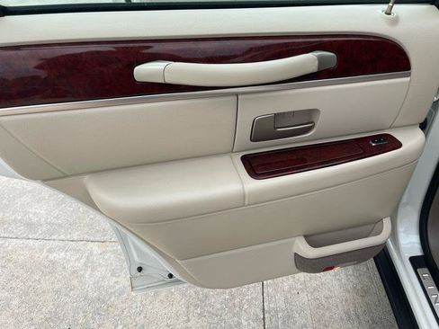 Used 2003 Lincoln Town Car Executive RWD image 34