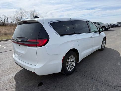 Used 2024 Chrysler Pacifica Touring-L image 7