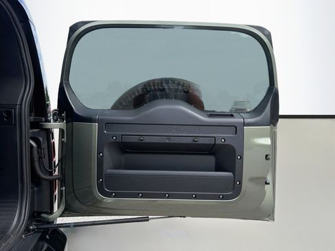 Used 2025 Land Rover Defender 110 X-Dynamic SE AWD/4WD image 13