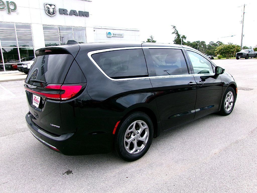 Used 2024 Chrysler Pacifica Limited FWD image 3