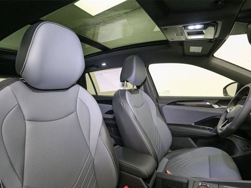 New 2026 Volkswagen Tiguan SE R-Line AWD/4WD image 16