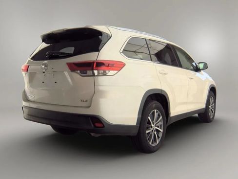 Used 2019 Toyota Highlander XLE FWD image 3