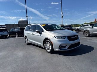 Used 2023 Chrysler Pacifica Touring-L FWD video 1