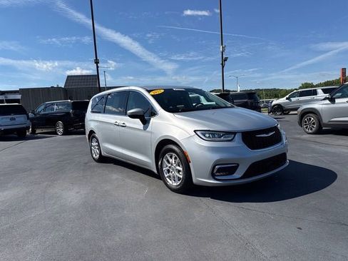 Used 2023 Chrysler Pacifica Touring-L FWD image 1