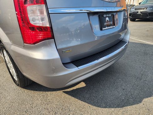 Used 2014 Chrysler Town & Country Touring image 35