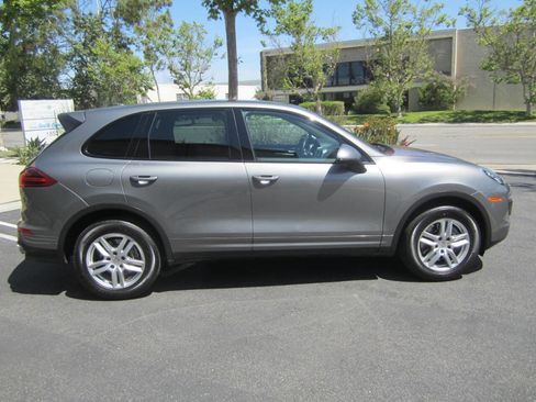 Used 2017 Porsche Cayenne image 2