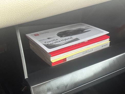 Used 2025 Toyota Corolla LE image 29