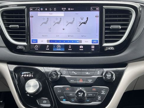 Used 2024 Chrysler Pacifica Touring-L FWD image 38