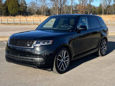 Used 2025 Land Rover Range Rover SE image 2