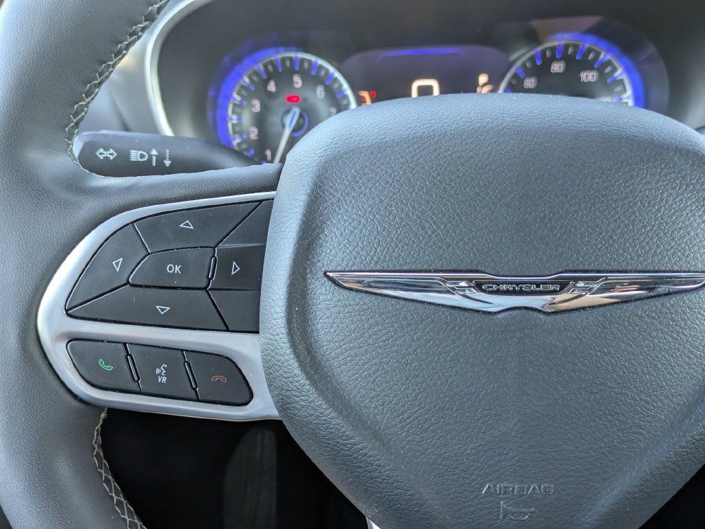 Used 2025 Chrysler Pacifica Select FWD image 18